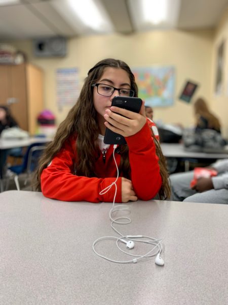 Junior Hazel Somoza scrolling through her SoundCloud feed during her free time in class. (Aaron Chapa)