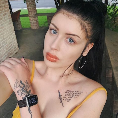Taylor Nicole Dean poses for a selfie. She was in an abusive relationship with artist Jonny Craig and has made a name for herself on YouTube with 1.94 million subscribers. (Taylor Nicole Dean)