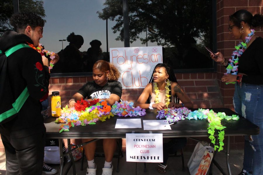Polynesian club gains the interest of many students by having seniors Shallie Cantero and Zanirah Strong hand out leis. (Photo by Valeria Acosta)