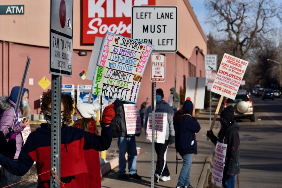 King Soopers workers striking. (Colorado Newsline) 
